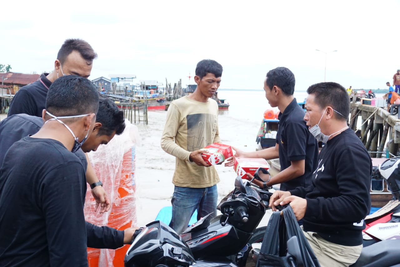 KNPI Tanjab Barat Bagikan Ratusan Nasi Box Untuk Buruh Dan Tim Medis