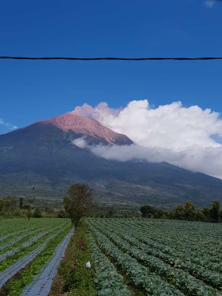 Waspada, Gunung Kerinci Keluarkan Asap Putih Kemerahan