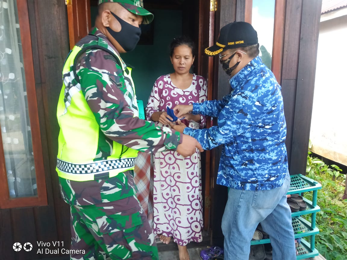 Bagikan Masker, Danramil Bersama Menwa Datangi Rumah Warga