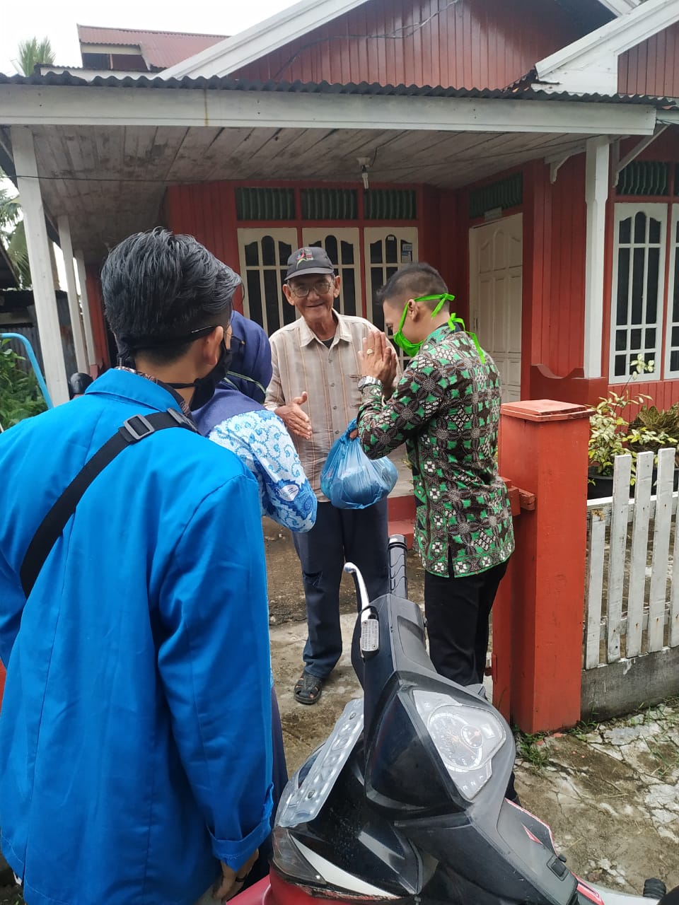 Komunitas Penggiat Literasi Tanjabbarat Bagikan Sembako, Bantu Warga Terdampak COVID-19