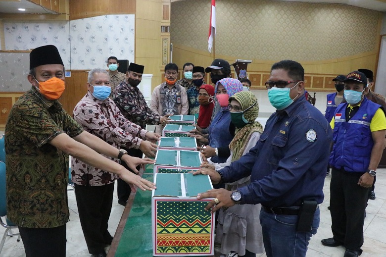 Bupati Tanjab Barat Serahkan Batuan Sembako Bagi Warga Terdampak Covid 19