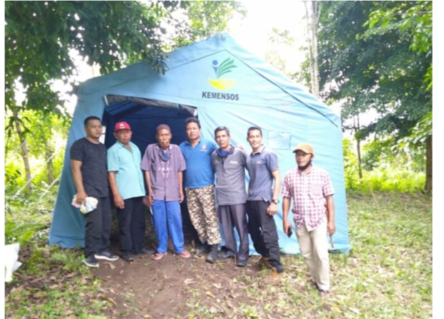 Sekda Asraf Bersama Kadis Sosial Turun Langsung Menyambangi Kakek Seh Ba‚¬„¢i Berikan Bantuan