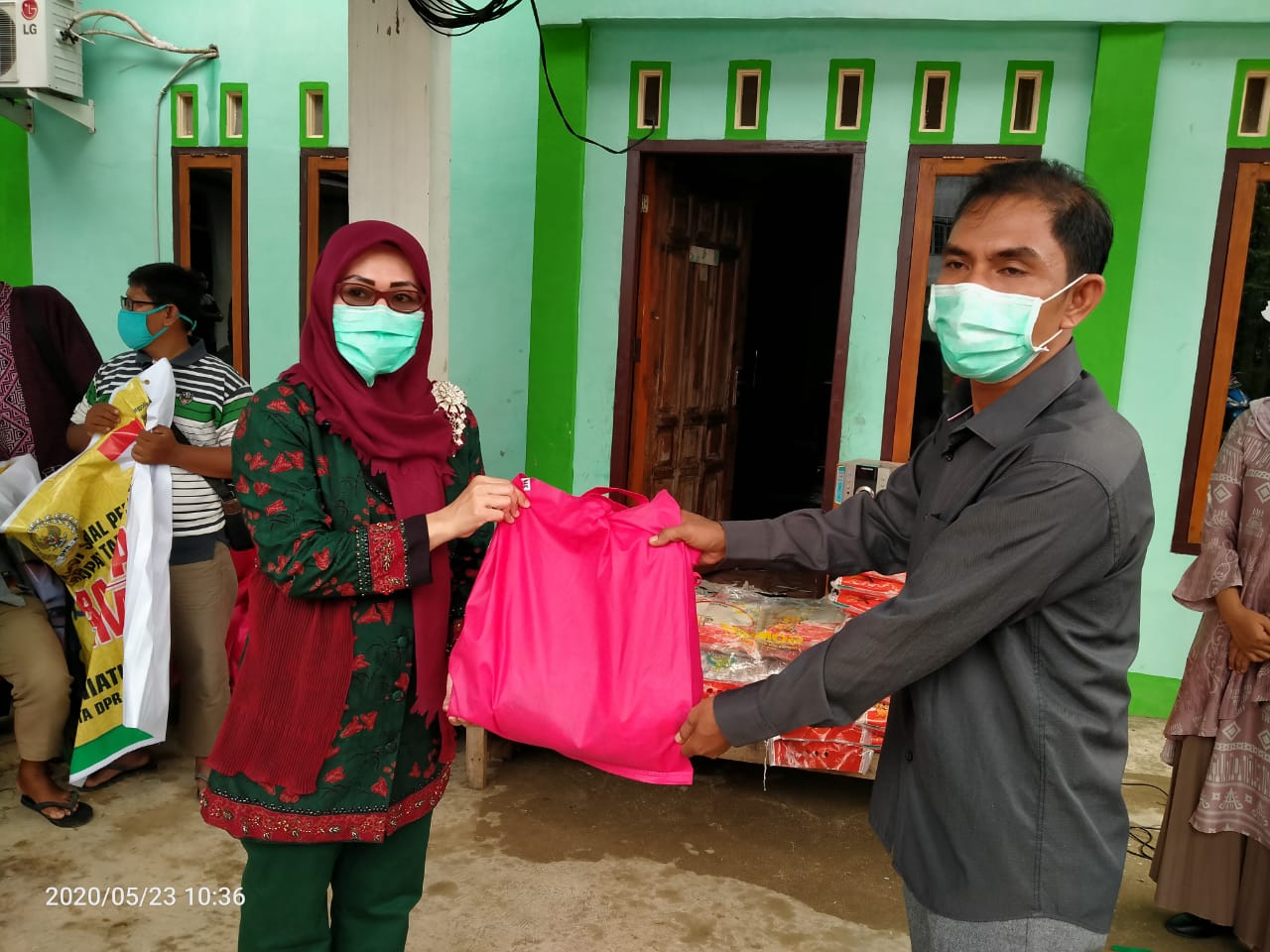 Sambut Idul Fitri 1441 H, Saniatul Lativa Gandeng AWI Salurkan Ribuan Paket Sembako ke Warga