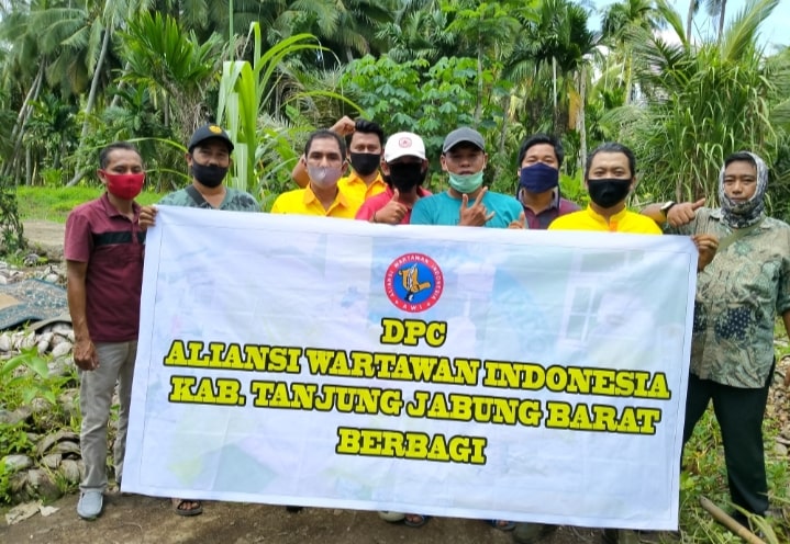 Mantap, DPC AWI Tanjabbar Blusukan Bagi Bagi Sembako Ke Warga Terdampak Covid