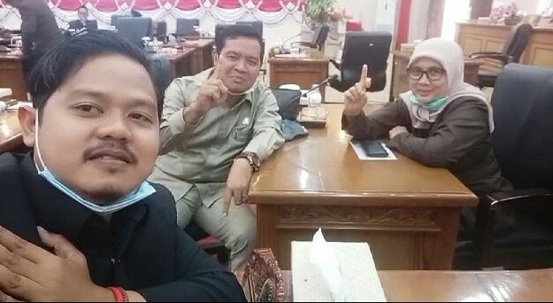 Acungkan Satu Jari, Istri Bupati Safrial Dukung Cek Endra - Ratu