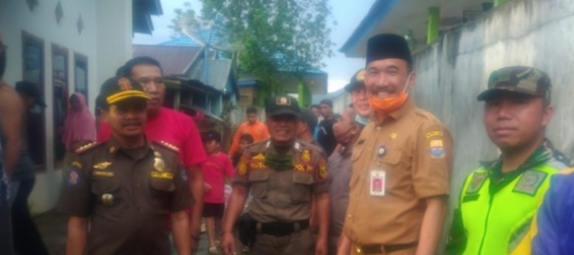 Sekda Kerinci Asraf  Tinjau Korban Kebakaran di Desa Pondok Beringin 