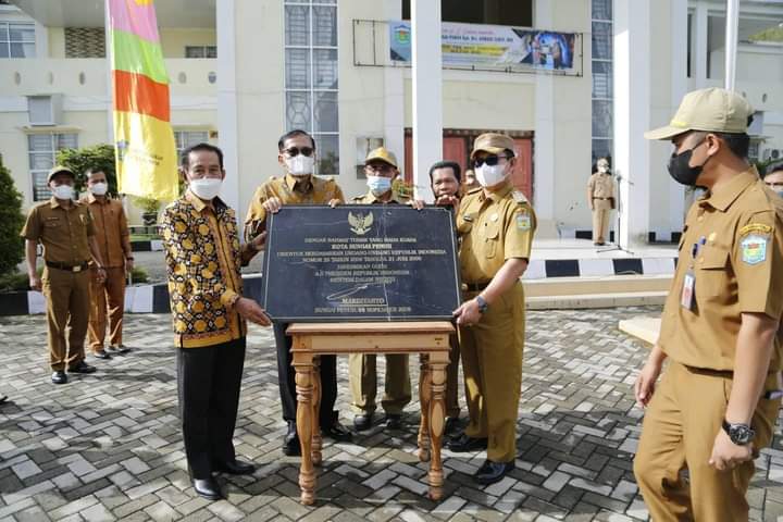 Wako Ahmadi Terima Arsip Dokumen Pemekaran Kota Sungai Penuh