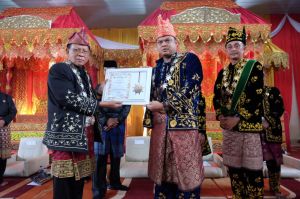 Ketua DPRD Muaro Jambi Terima Gelar Adat Melayu Jambi Adipati Agung Setyo Negeri