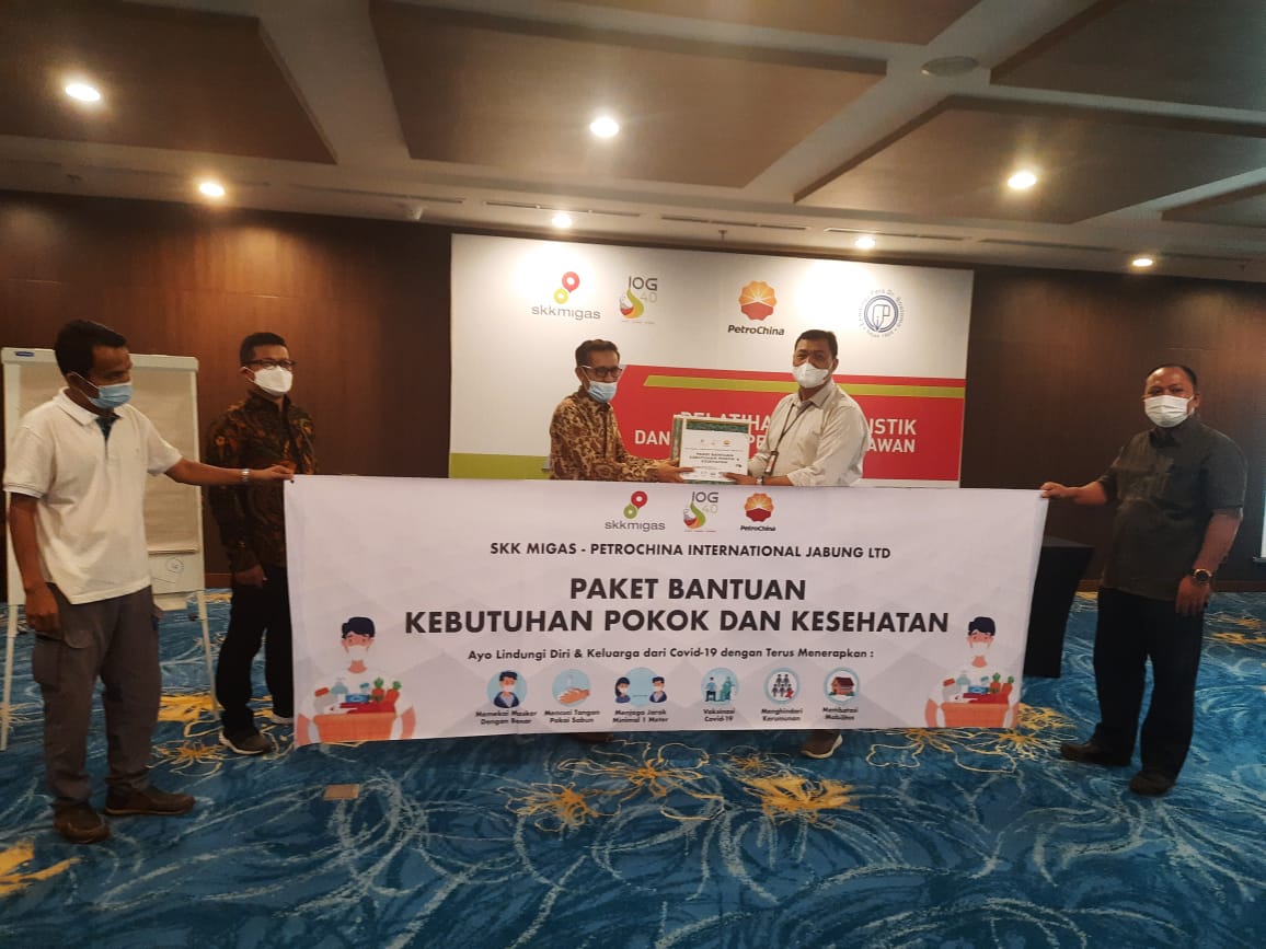 Peduli Wartawan, SKK Migas - PetroChina Bagikan Sembako untuk Anggota FJM Jambi