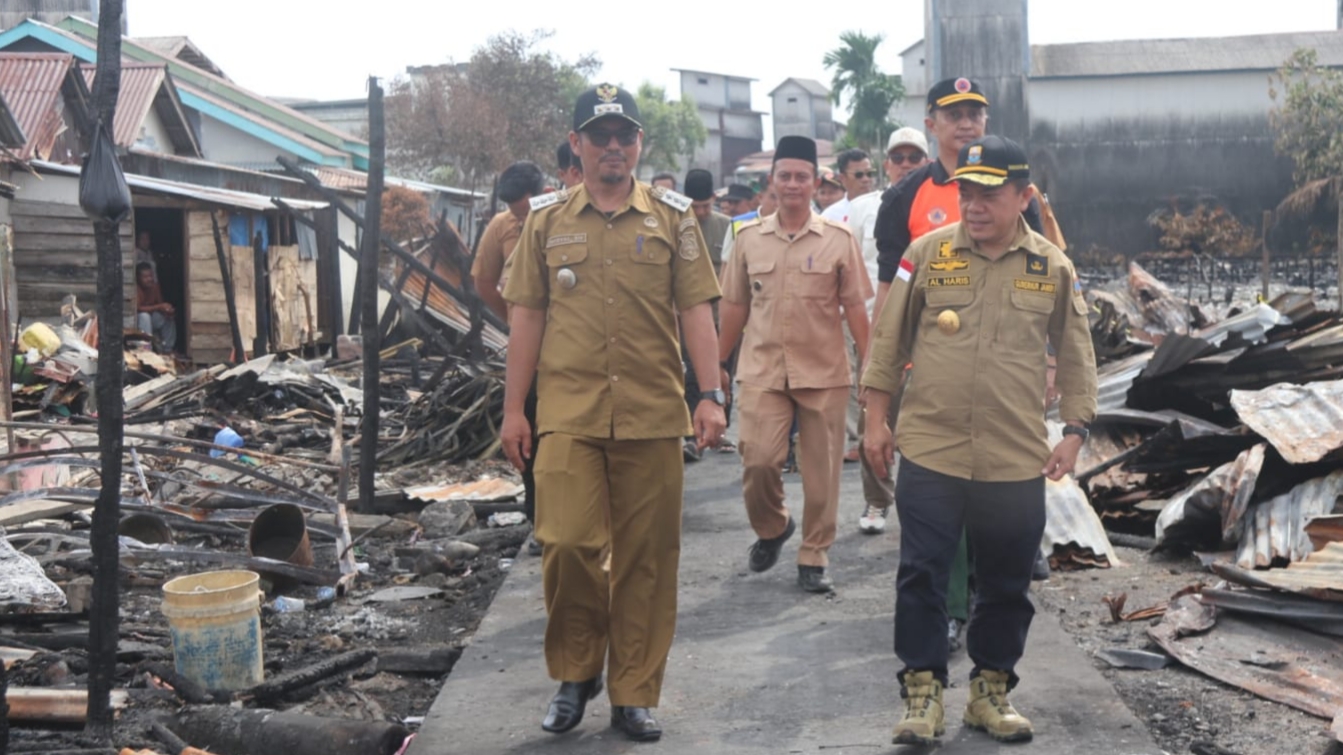 Gubernur Al Haris Serahkan Bantuan Sosial Korban Kebakaran Rumah Desa Sungai Itik