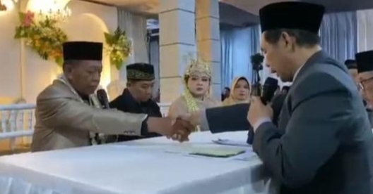 Kakek 74 Tahun Nikahi Gadis Muda dengan Mahar 3 Miliar