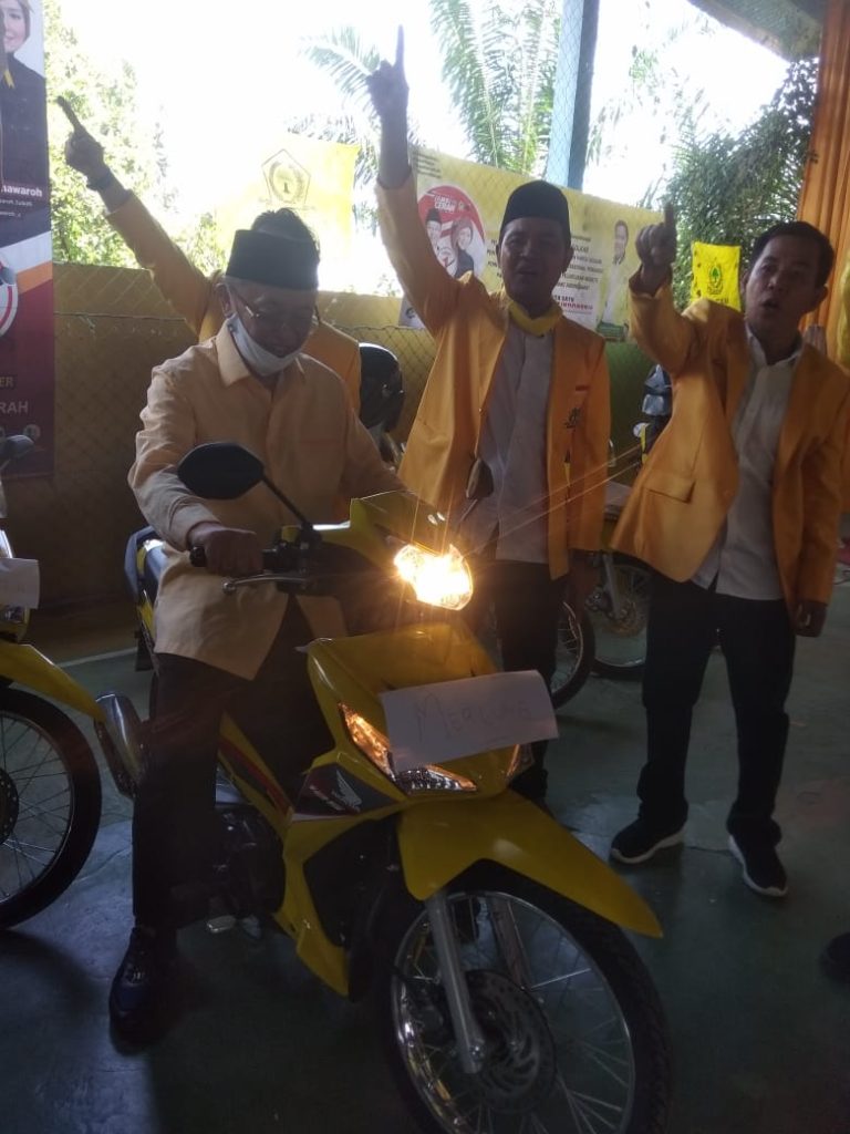 Hadiri Pelantikan Pengurus Kecamatan Partai Golkar Tanjabbar, Cek Endra Serahkan Kendaraan Operasional