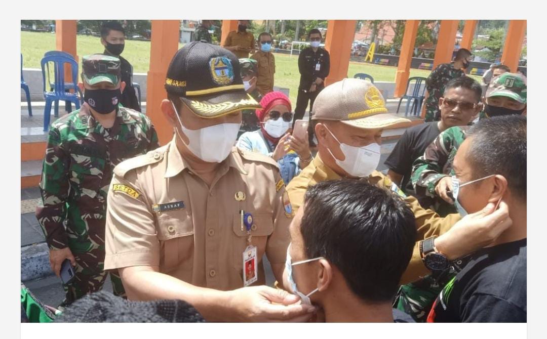 Sekda Kerinci dan Sekda Sungai Penuh berserta Forwami Bagi-bagi Masker Pada Peringatan HPN 2021