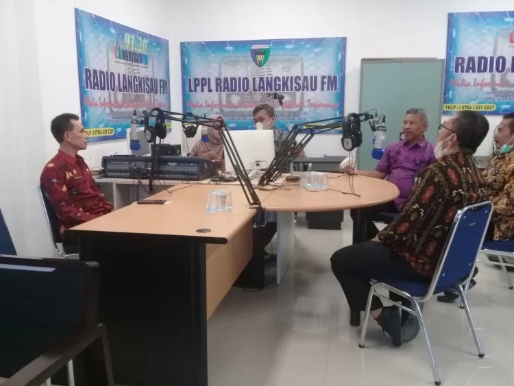 Kadis Kominfo Sarolangun Live di Radio Langkisau 91,2 FM Sumbar