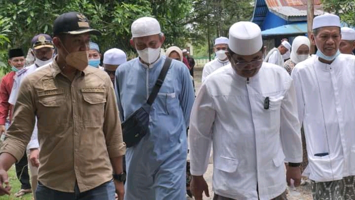 Disambut Camat Kuala Indragiri, Bupati UAS Lakukan Dzikir dan Doa Bersama di Masjid Jami’ Al Hidayah