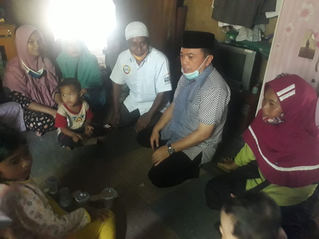 Al Haris Mampir ke Rumah Warga, Akrab dan Langsung Masuk Dapur