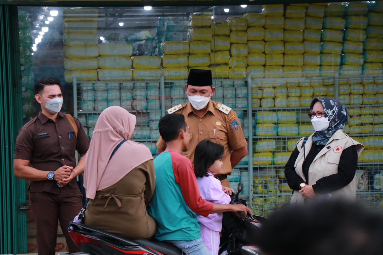 Wabub Bagi-bagi Masker Gratis Kemasyarakat