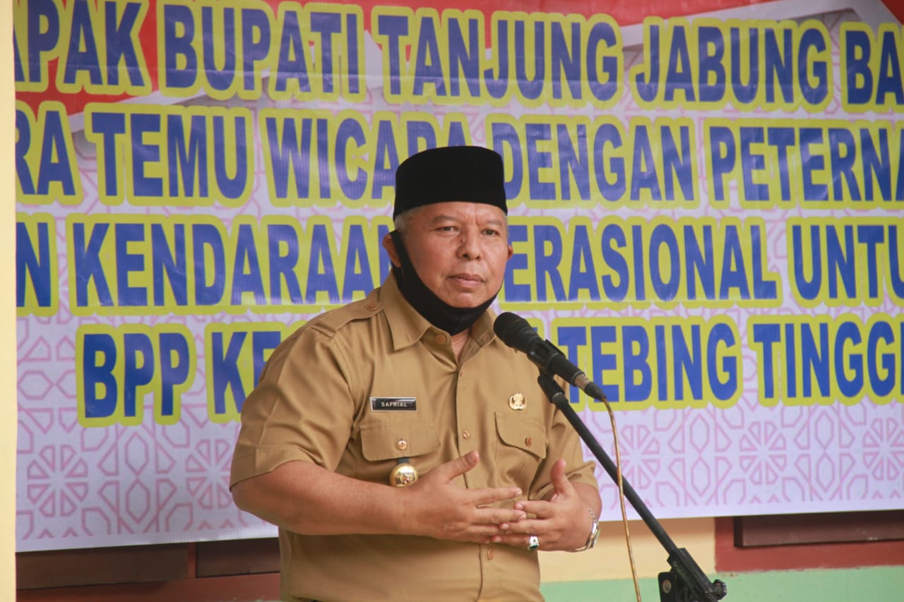 Bupati Safrial Serahkan Bantuan Kendaraan Operasional Inseminasi Buatan