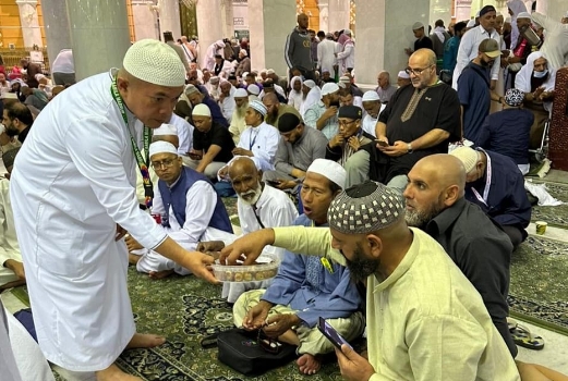 Al Haris Bagi-bagi Kurma pada Jamaah di Masjid Haram Mekkah