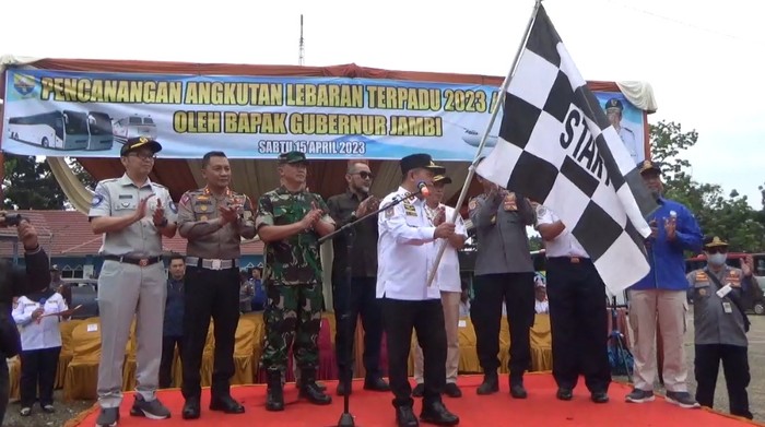 Gubernur Jambi Lepas Ratusan Warga buat Mudik Gratis ke Pulau Jawa