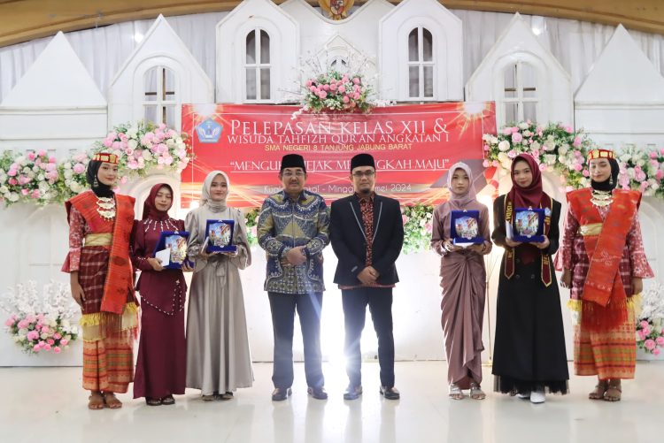 Bupati Tanjab Barat Hadiri Pelepasan Siswa/i Kelas XII dan Wisuda Tahfizul Qur’an Juz 30 SMAN 8 Tanjung Jabung Barat