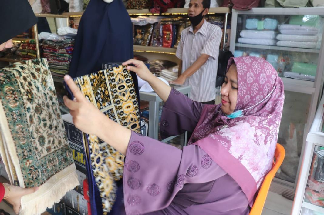 Disela-sela Rutinitas, Rosita Endra Sempatkan Belanja Perlengkapan Sholat untuk Cek Endra