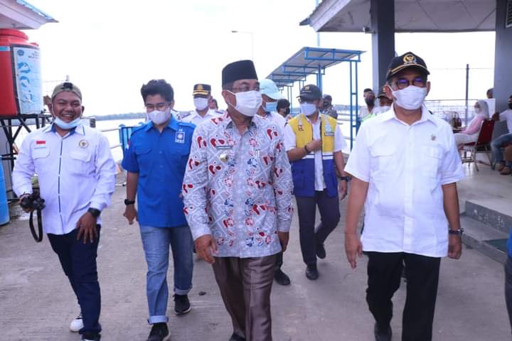 Bupati UAS Dampingi Haji Bakrie Tinjau Pelabuhan Roro Kuala Tungkal