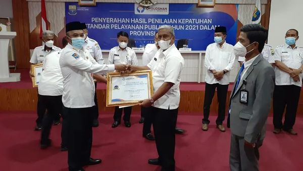 Pemkab Sarolangun Raih Penghargaan Hasil Penilaian Kepatuhan Pelayanan Publik dari Ombudsman RI