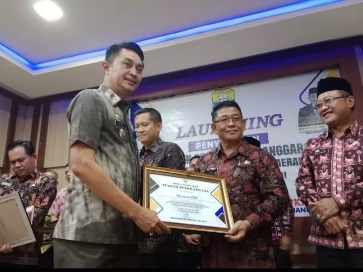 Sekwan DPRD Muaro Jambi Terima Penghargaan dari PJ Bupati Muaro Jambi Bachyuni Deliansyah