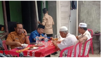 Usai Tinjau Kondisi Jalan Rusak, Bupati Tidak sungkan Makan Bareng Bersama Warga