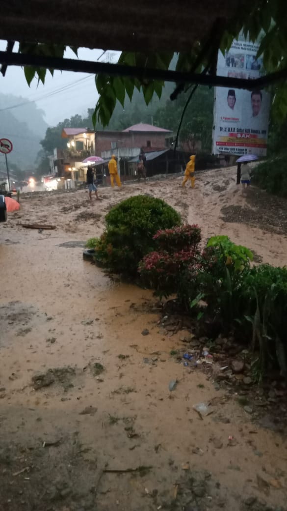 Hujan Terus Mengguyur, Longsor Kembali Terjadi di Desa Muara Emat