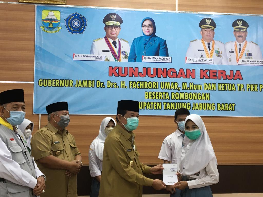 Bupati dan Wabup Dampingi Gubernur Fachrori Serahkan bantuan Pendidikan 