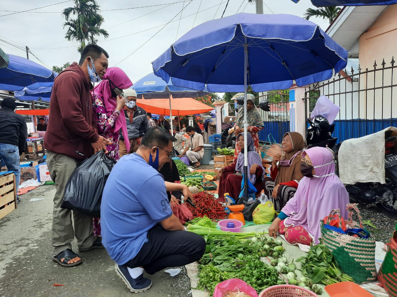 Sambil Berbelanja, Yos Adrino Bersama Istri Serap Aspirasi Pedagang Pasar Ulu Air