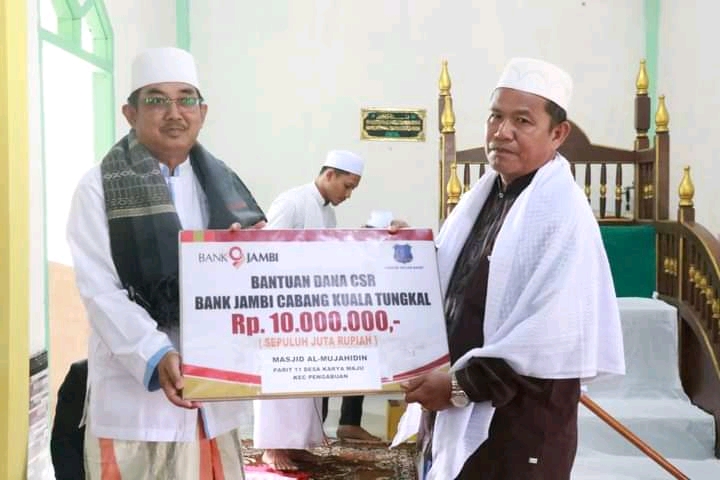 Safari Jumat di Desa Karya Maju, Bupati Anwar Sadat Serahkan Bantuan Dana CSR