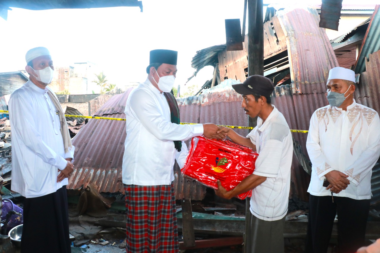 Wabup Hairan Serahkan Bantuan Kepada Korban Kebakaran