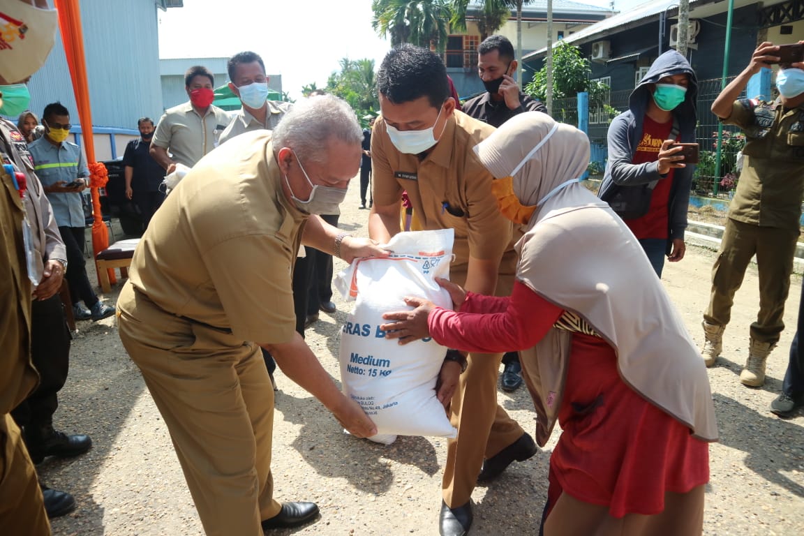 Bupati Tanjab Barat Salurkan Bantuan Sosial Beras Untuk PKH