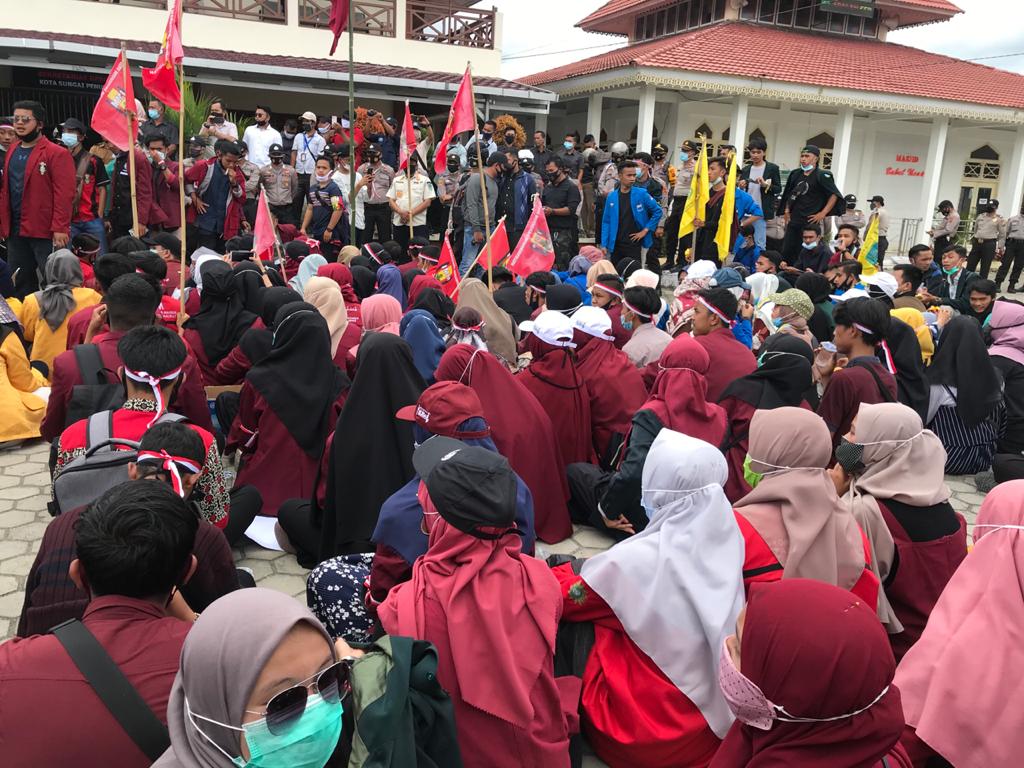 Aliansi Mahasiswa Kerinci-Sungai Penuh Gelar Unjuk Rasa Tuntut Penolakan Undang-Undang Cipta Kerja.