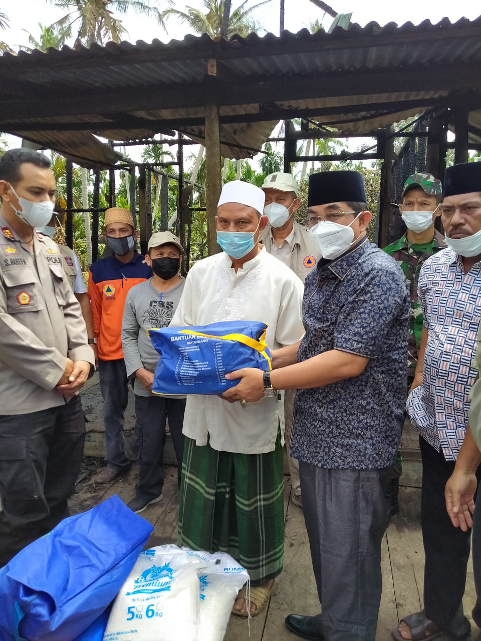 Bupati UAS Turun Langsung Serahkan Bantuan Untuk Korban Kebakaran Di Parit Arman