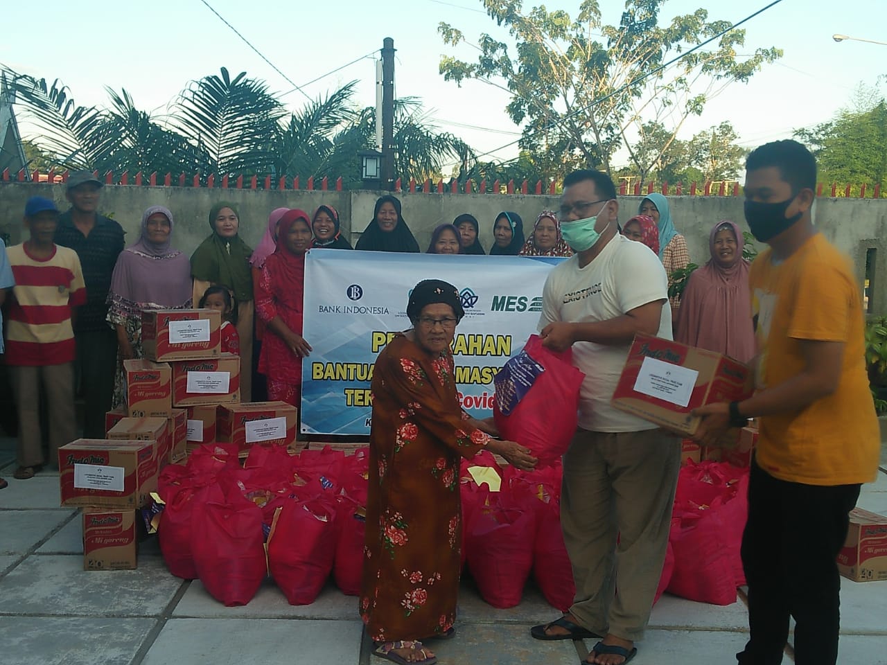 As'ad Isma, Kembali Salurkan Paket Sembako Untuk Warga Sarolangun yang Terdampak Covid-19