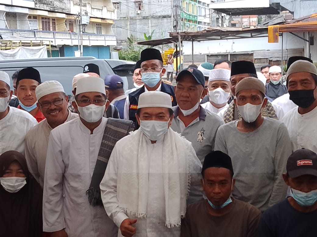 Bupati Anwar Sadat Dampingi Gubernur Jambi Serahkan Bantuan Ke Korban Musibah kebakaran