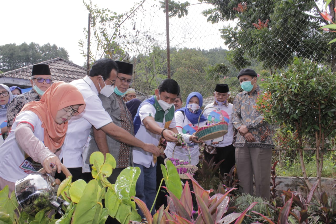 Cawagub Syafril Nursal Ziarah ke Makam Mantan Bupati Kerinci  