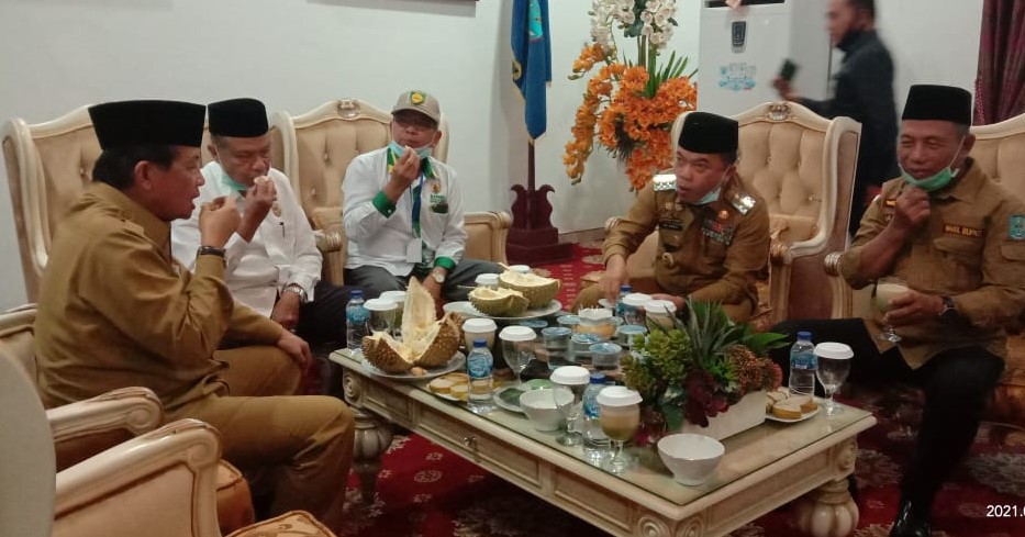 Kunjungan Kerja Terakhir, Fachrori Dijamu H Al Haris Makan Durian