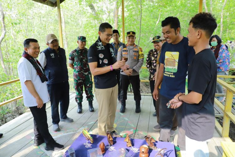 Bupati Tanjab Barat Dampingi Menparekraf RI Kunjungan Kerja ke Wisata Mangrove Pangkal Babu