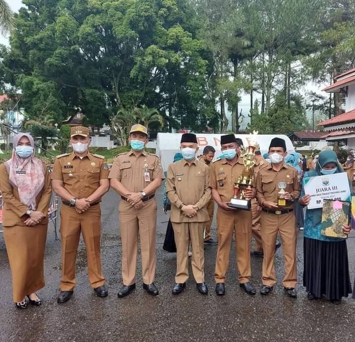 Adirozal Salurkan ZIS dan Serahkan Hadiah Lomba Desa