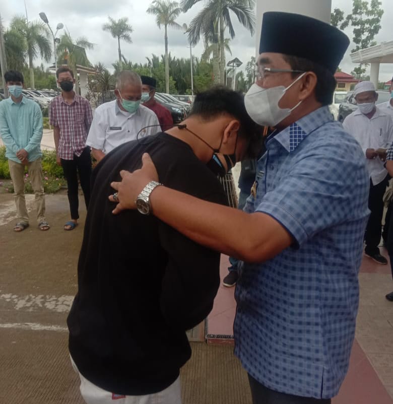 Viral! Sambil Menangis, Siswa SMA I Peluk Bupati UAS