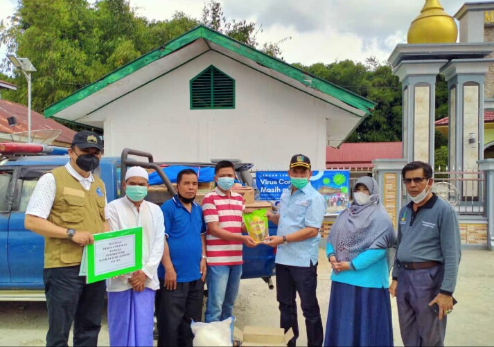 Serahkan Bantuan Kepada Masyarakat Isolasi Covid 19 di Desa Tanjung Mudo Penawar