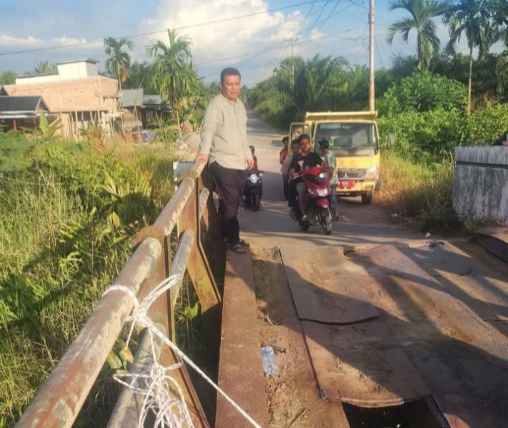 Wabup Katamso Tinjau Langsung Perbaikan Jembatan Penghubung di Desa Kemuning