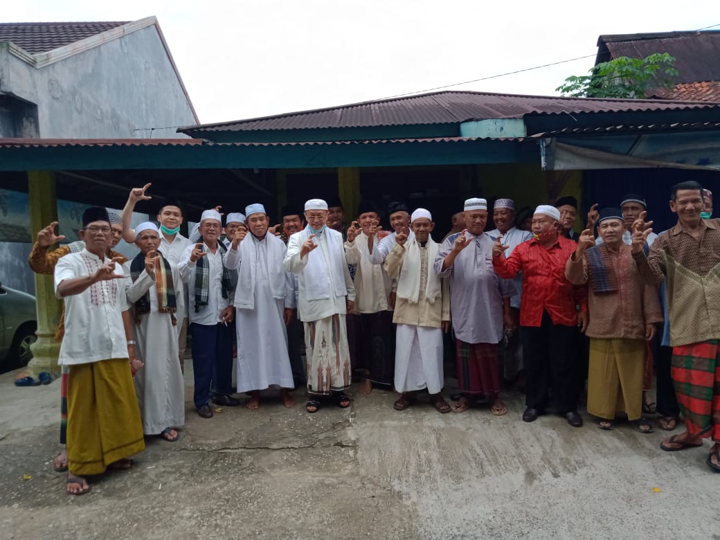 Makan Siang Bersama Usai Shalat Jumat, Cek Endra Didoakan Menang oleh Imam Masjid 