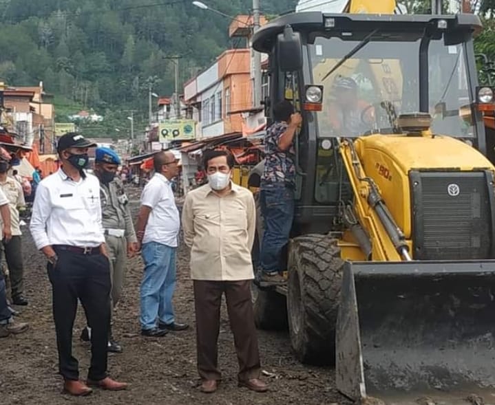 Pemkot SungaiPenuh Lakukan Pembersihan Pasar dan Peningkatan Jalan Tanjung Bajure