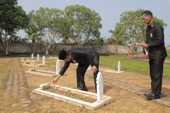 Bupati melaksanakan kegiatan Tabur Bunga di Taman Makam Pahlawan Yudha Satria Pengabuan